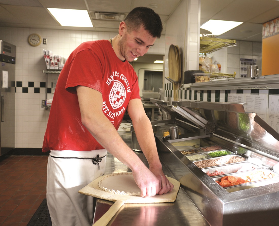 Sammy's artisit preparing pizza